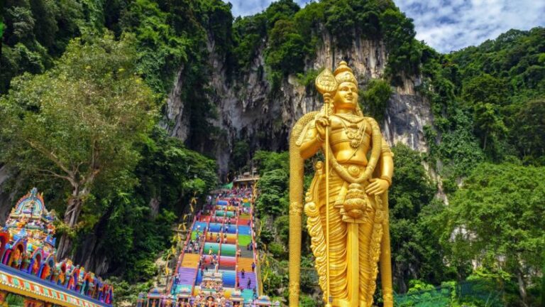 Batu Caves_ Spectacular Sacred Temple Adventure - spectacularspots.com(1)