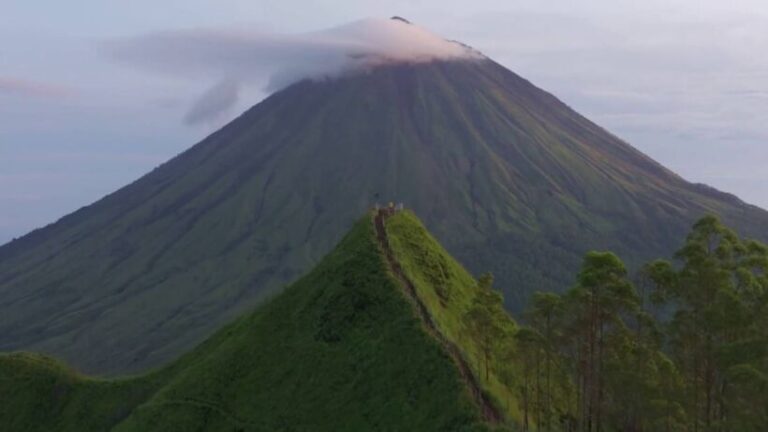 Mount Inerie Hike_ Ultimate Guide to Conquering Indonesia's Volcanic Gem - spectacularspots.com